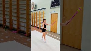 Художественная гимнастика. Булавы координация. Тренировочная дорожка.