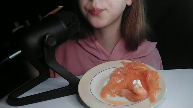 АСМР ? ИТИНГ ЛОСОСЯ ? СЁМГА | ASMR | EATING SALMON смотреть онлайн