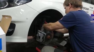 W246 Mercedes замена амортизатора в гараж самообслуживания
