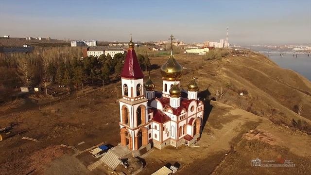 Церковь на Красивом берегу в Академгородке г.Красноярска, аэросъемка с квадрокоптера