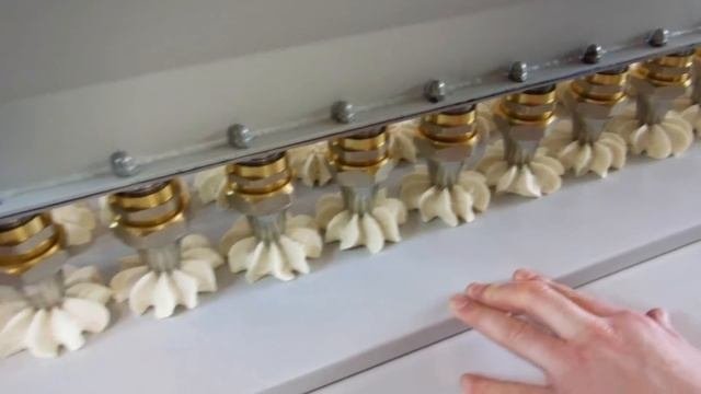 Отсаживаем печенье из песочного теста на отсадочной машине MB-1000