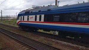 Дизель поезд ДР1Б-1515 следует резервом через о.п. Депо Ручьи