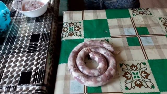 //Домашняя колбаса с помощю колбасного шприца по сельски//Новый житель нашего двора //Василий // смотреть онлайн