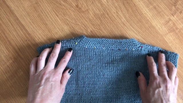 Вяжем безрукавку на девочку.  Часть первая.  Обзорный ролик. Детская жилетка с узором и бусинками