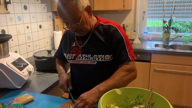 Влоги из Германии,Муж-Володя на кухне ?готовит лагман,с нами не соскучишься ?у нас весело до слез
