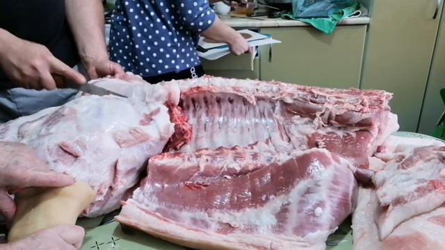 Засолка сала.Сало в луковой шелухе. Как разделать тушу свинины на хранение. Фасовка порционая. смотреть онлайн