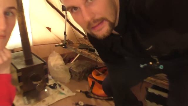 НАПРОСИЛАСЬ НА ЗИМНЮЮ РЫБАЛКУ С НОЧЕВКОЙ! Рыбачим как дома в новой палатке на Яузе.