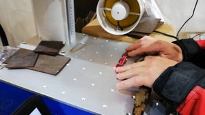 Лазерная гравировка крашенной фанеры волоконным лазерным гравером.