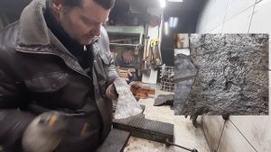 Чистка топора от ржавчины. Замачивание в воде