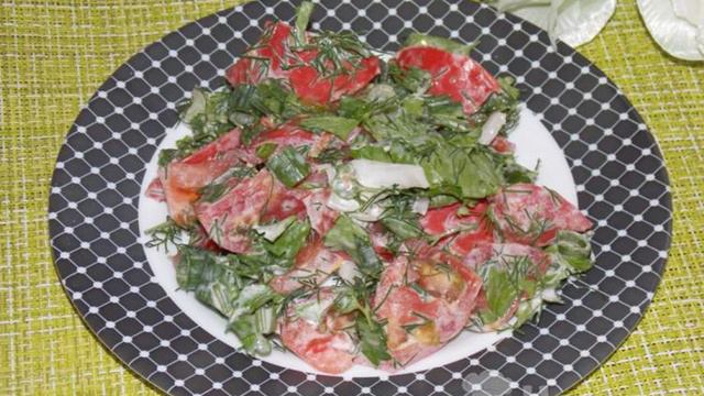 Вкусный салат из розовых помидоров с зеленью