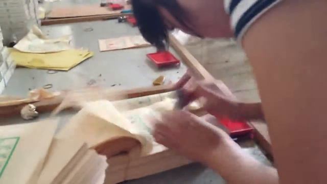 Я уверен, что вы неоднократно задумывались о том, кто же ставит даты производства на упаковку Пуэра смотреть онлайн