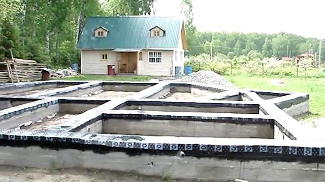 Фундамент для сип панелей. Обвязка винтовых свай брусом. Сип фундамент. Укладка сип панелей на ленточный фундамент. Перекрытие из сип панелей.