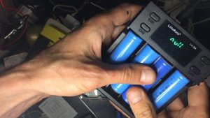 Заряжаем батареи зарядным устройством Liitokala