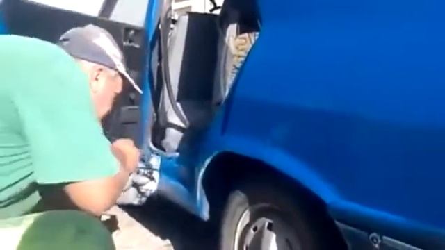 Красит машину  ртом