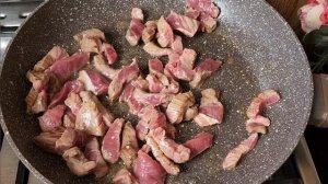 На ужин быстро и вкусно в одной сковороде: чашка риса, баклажан и овощи.