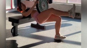 Ягодичный мостик одной ногой с весом | TWINSFIT