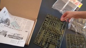 Распаковка подарочного набора сборной модели танка Т-26, от компании Звезда.