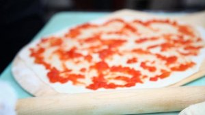 Пицца маргарита на гриле / керамический угольный гриль Monolith