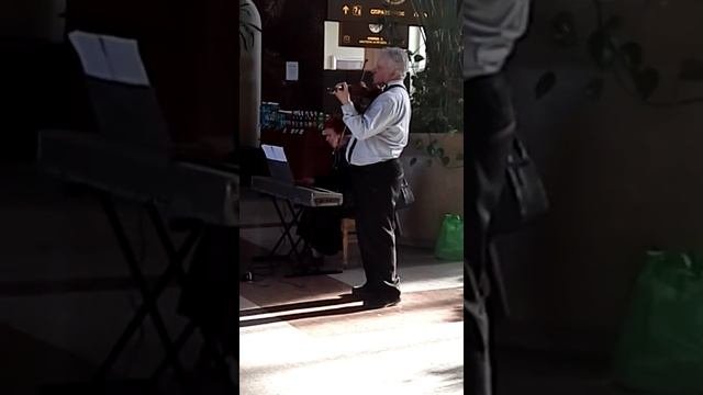 Скрипач на вокзале в Новосибирске