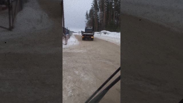 Мастерство не пропьёшь,мужик загоняет полуприцеп задом ворота.