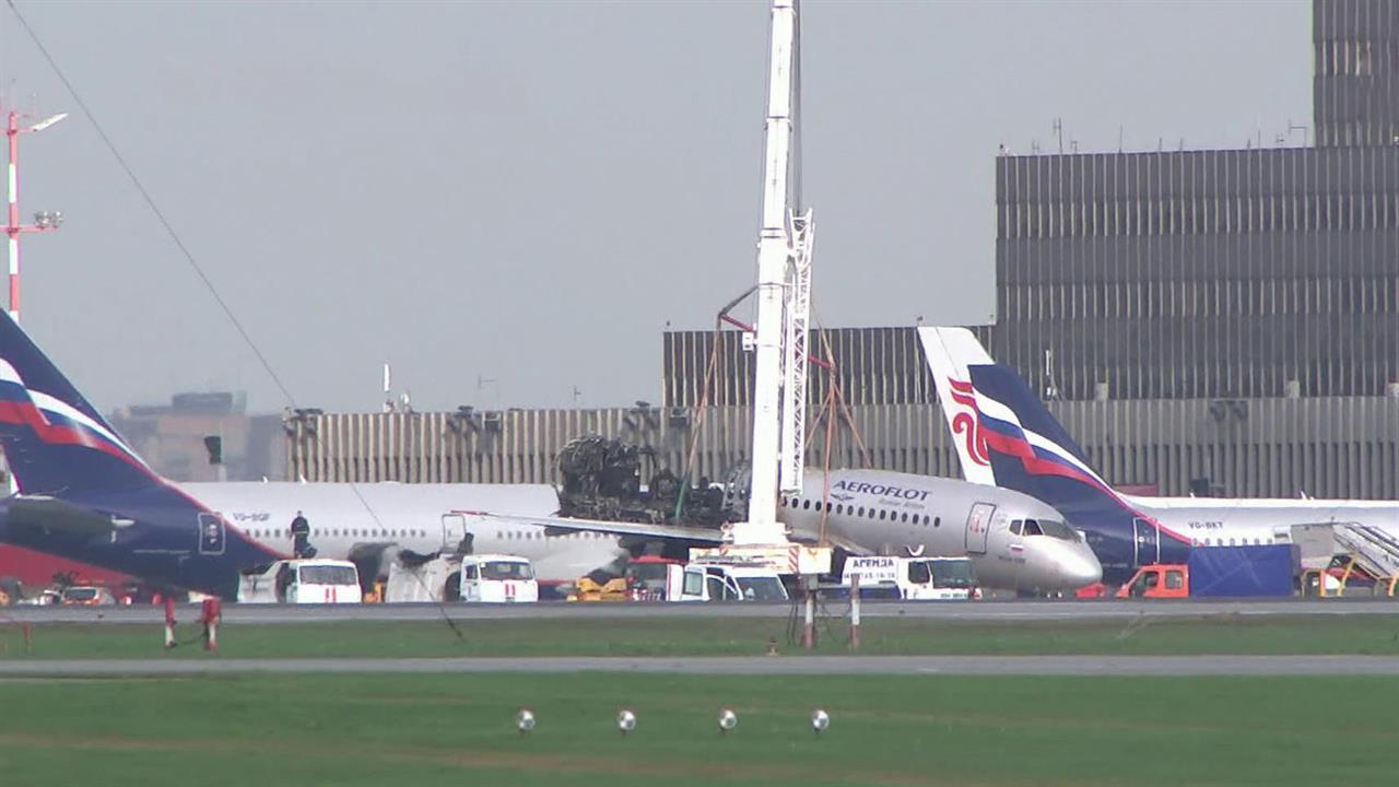 В аэропорту Шереметьево эвакуируют с летного поля сгоревший лайнер Sukhoi Superjet 100