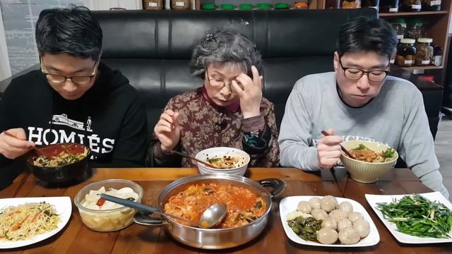 기막힌 환상의 궁합~! 낙곱새 먹방 (낙지,곱창,새우), 콩나물무침, 부추무침, 계란장조림 MUKBANG KOREAN FOOD COOKING ASMR | EATING SHOW смотреть онлайн