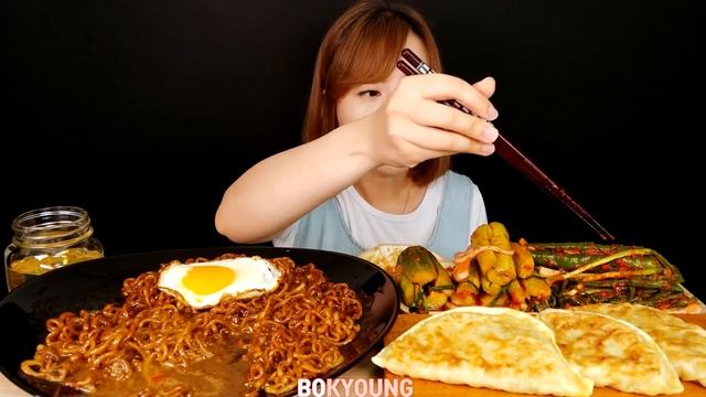 ASMR MUKBANG 요리먹방 :) 짜파게티와 김치 3종세트(오이김치, 고추김치, 파김치) 그리고 넙적 왕만두.