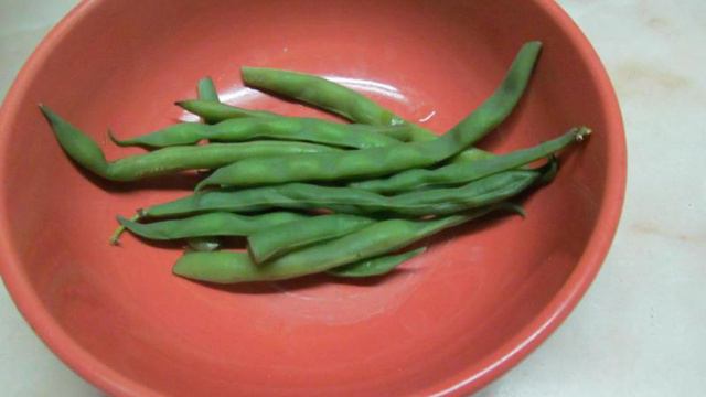 Салат с стручковой фасолью и колбасой