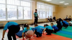 Урок физической культуры в 3 классе. Обучение техники кувырка сбоку. Раздел "Гимнастика".