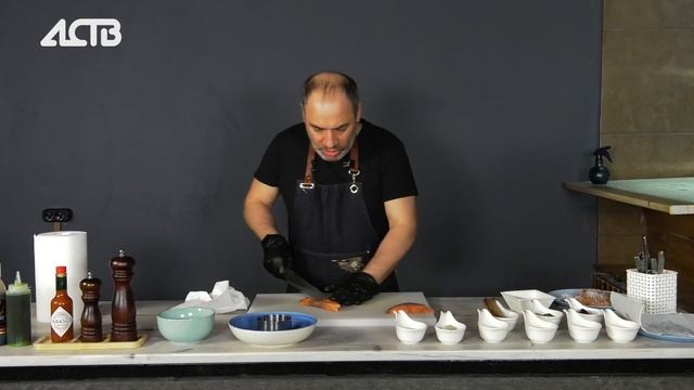 Тартар из слабосолёного кижуча с папоротником и перепелиным яйцом смотреть онлайн