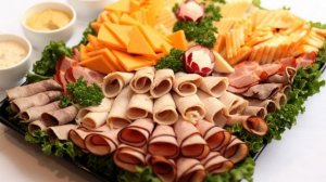 Красивая нарезка колбасы и сыра