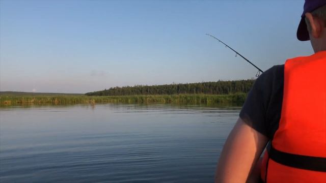 Даже дети ловят окуня на вертушку Lucky John смотреть онлайн