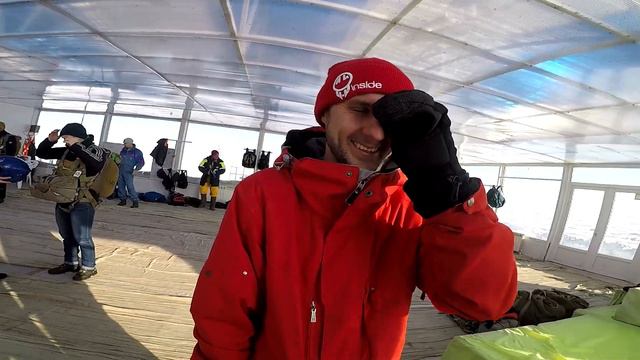 Прыгнул с парашютом. Чувак ограбил 30 банков. Саша придумал лого канала. Полетал в трубе смотреть онлайн