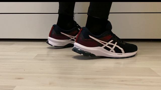 Примерка кроссовок ASICS GEL-ZONE 8
