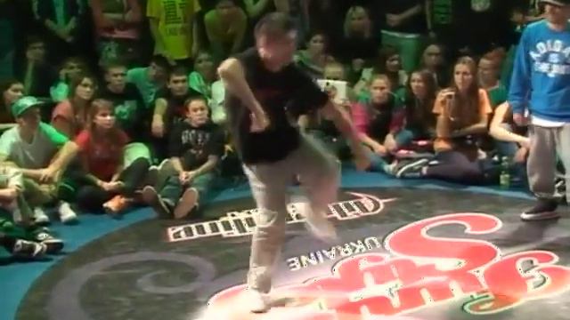 1/2 fin 1 HIP-HOP 1VS1 FUNKIN' STYLEZ UKRAINE 2012 смотреть онлайн