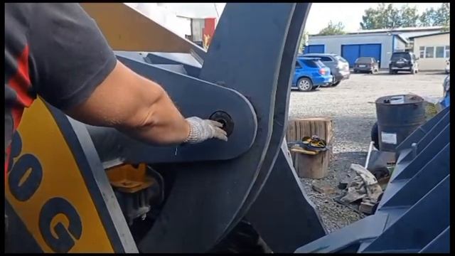 Как смазать закисшие пальцы, шприцуем тавотницы фронтального погрузчика. @Pavel_SIBERIA смотреть онлайн