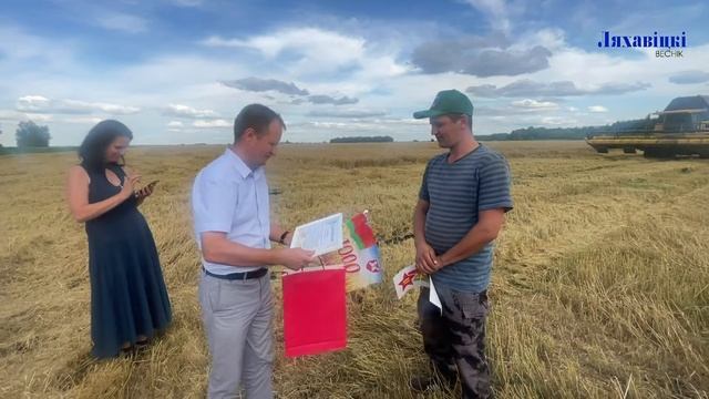 В Ляховичском районе поздравили первых комбайнеров-тысячников смотреть онлайн