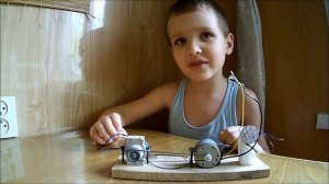 Как сделать самодельный генератор электричества. Данила и Электрогенератор.
