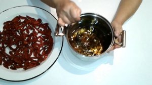 Вяленые помидоры с базиликом в чесночном масле