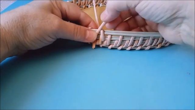 Небольшая корзинка для хлеба из бумажной лозы