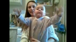 У Анджелины режутся зубы Играет с родителями на кухне.Angelina teething Playing with my parents.