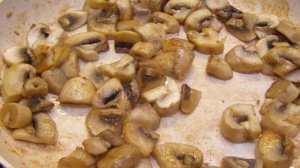 Куриная грудка с шампиньонами и сливками