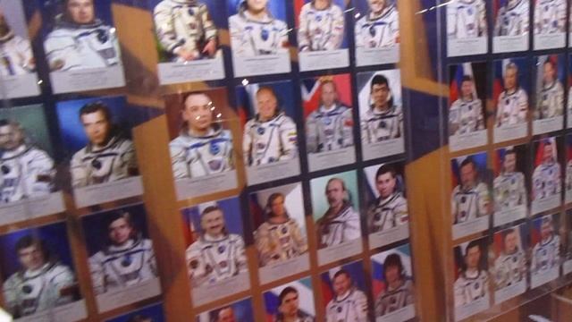Музей Космонавтики экспозиция музея: стенд с фотографиями космонавтами.