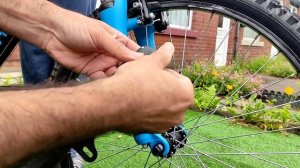 How to use B'Twin Bike Pump ( Decathlon Mini Hand Pump 100 Black)