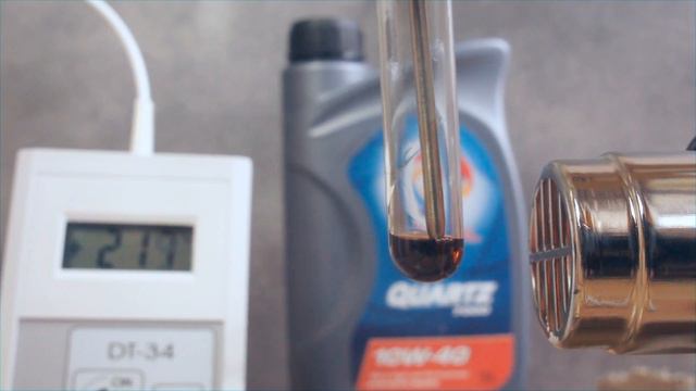 Total Quartz 7000 10W40 Jak czysty jest olej silnikowy? смотреть онлайн