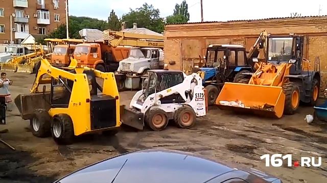 Устроили битву на мини-погрузчиках смотреть онлайн