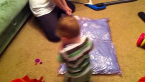 Вынимание подушки из пакета