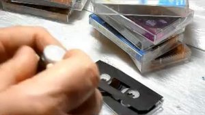 Разборка неразборной аудиокассеты. Переворачивание ленты.