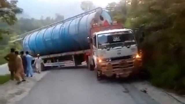 Nissan deisel pkd 411 with heavy load on tough track смотреть онлайн