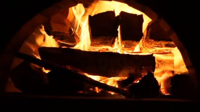 Горение дров в мангале из кирпича переделанном в помпейскую печь смотреть онлайн